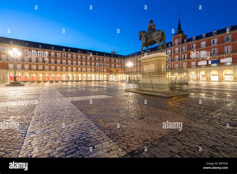 Plaza mayor madrid night hi-res stock photography and images - Alamy