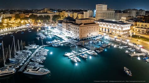 Vista notturna del vecchio porto di Bari