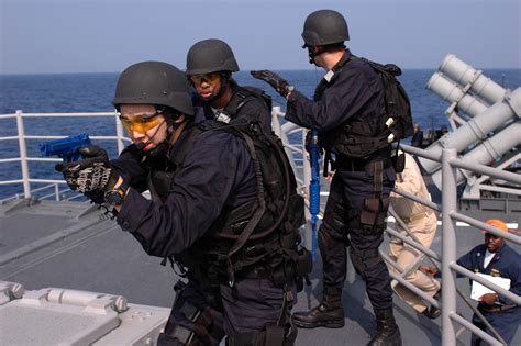 File:US Navy 071118-N-0167B-081 Members of the security force aboard the guided-missile cruiser ...