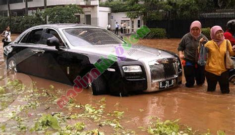 Foto Mobil Mewah Rolls Royce Seharga Rp 13 M Terendam Banjir Jakarta | Risalahati