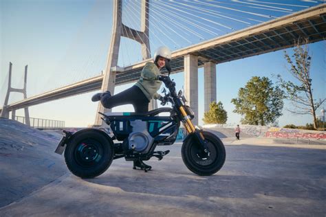 BMW Introduces New CE 02 Electric "eParkourer" - Roadracing World Magazine | Motorcycle Riding ...