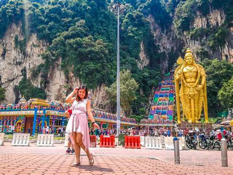 Scaling up the colorful stairs at Batu Caves - Prissiewerks