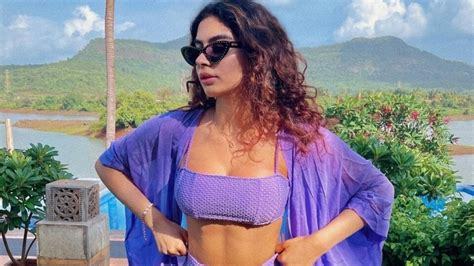 Khushi Kapoor in ₹13k purple bikini top and bottom enjoys a romantic ...