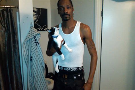 Snoop Dogg With A Cat | Reviler