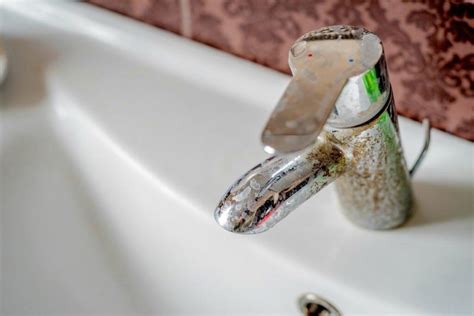 No-Scrub Method: Remove Rust Stains On Chrome Bathroom Fixtures - CleaningInstructor.com