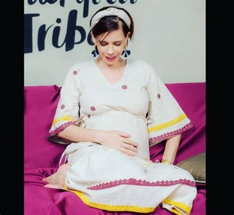 Gully Boy actress Kalki Koechlin flaunts baby bump; shares picture ...