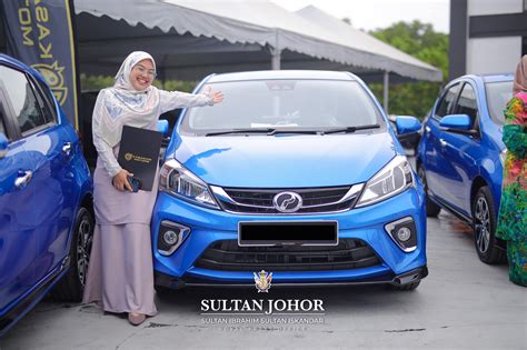 Johor sultan gives 10 nurses new Myvi cars - Cyber-RT