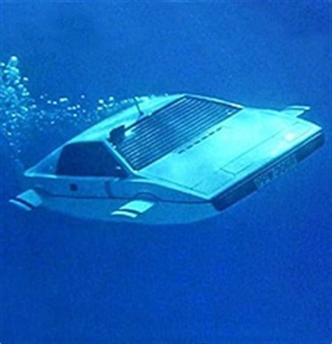 Elon Musk Buys & Rebuilds James Bond's Submarine Car