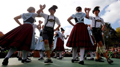 VIDEO : Oktoberfest: Bavarian costumes, bands and beer | Euronews