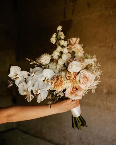 Stunning modern bridal bouquet in 2020 | Modern bridal bouquets, Bridal ...