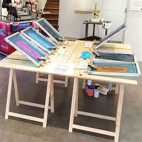 Nice DIY #screenprint setup by @printvanparis #printspotters #printmaking | Diy screen printing ...