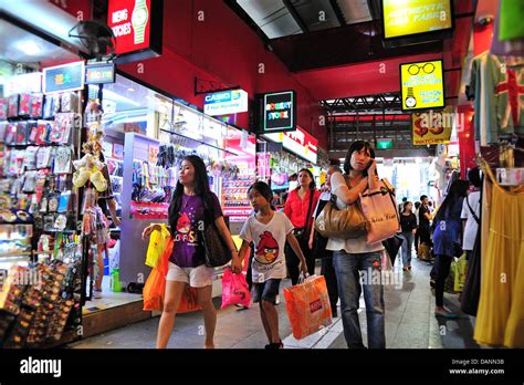 Bugis Street Market Singapore Stock Photo - Alamy