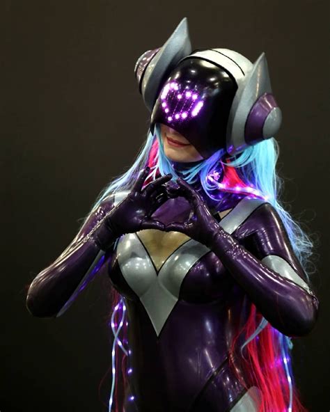 Dj Sona Cosplay