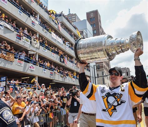 Sidney Crosby raises the Stanley Cup at the Penguins' 2017 victory parade | Victory parade ...