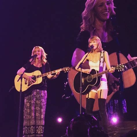 Taylor Swift and Lisa Kudrow rock out "Smelly Cat" at L.A. arena show | The Line of Best Fit