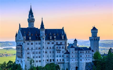 History of Neuschwanstein Castle - from architecture to construction!