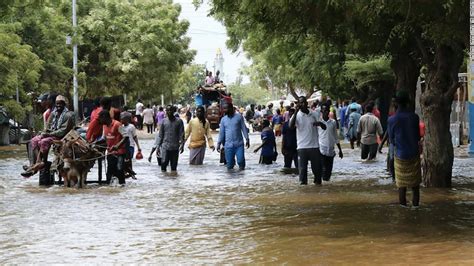 Somalia floods: Homes submerged under water and 100,000 children ...