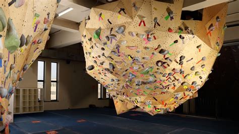 stronghold boulder 5.JPG - Calgary Climbing Centre