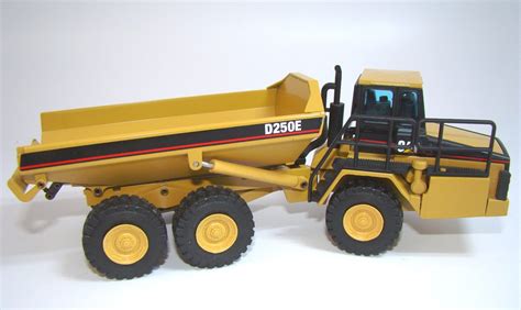 1/50 Caterpillar D250E Articulated Dump Truck, Launch Edition - NZG ...