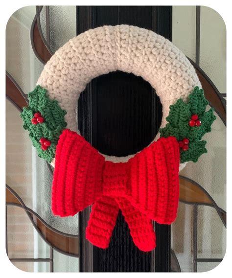 Bow & Holly Christmas Wreath Crochet Pattern | Etsy Christmas Wreaths ...