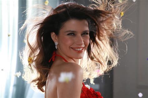 Beren Saat's Biography - Husband, Eyes, Height, Religion, Age