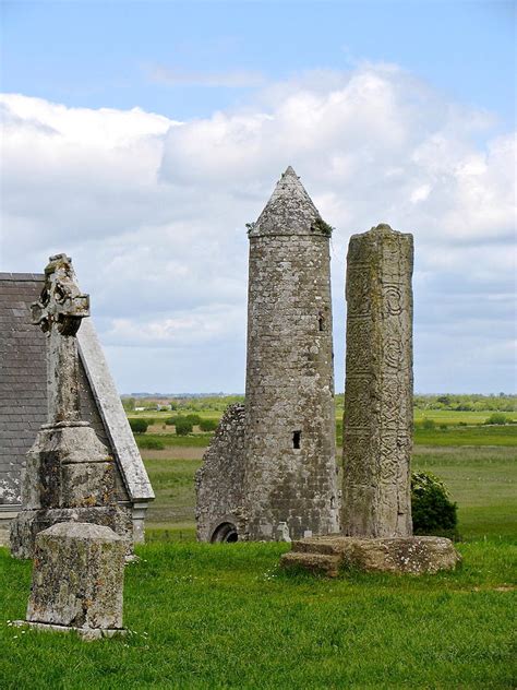 Clonmacnoise Towers Photograph by Suzanne Oesterling - Pixels