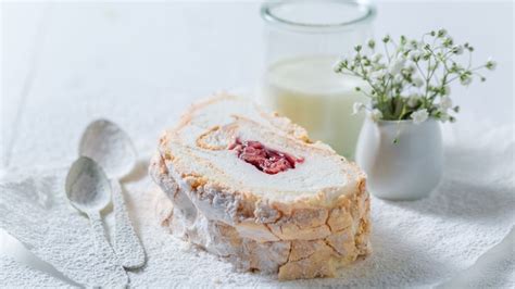 Mary Berry strawberry meringue roulade recipe