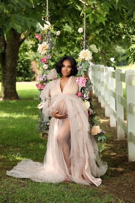 Girl Maternity Pictures, Cute Pregnancy Pictures, Maternity Photo Outfits, Maternity Dresses For ...