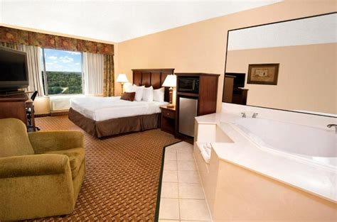 25 Hotels with Hot Tub in Room in Branson, MO