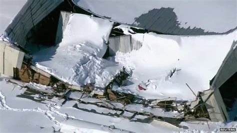 Roofs collapse under weight of snow in US - BBC News