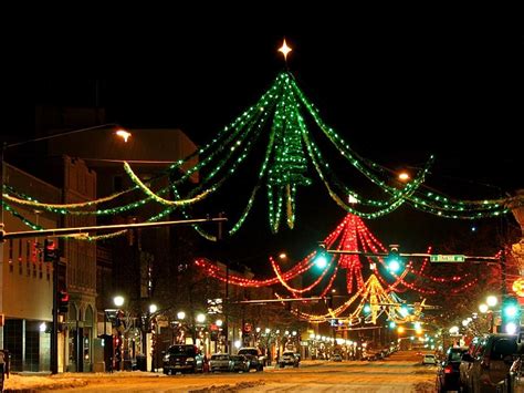 Bozeman's 2021 Christmas Stroll Brings Warm Weather and Hearts