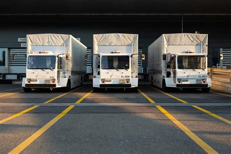 Why Wireless EV Charging is Best for Electric Drayage Trucks — Induct EV