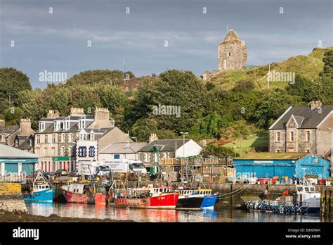 Tarbert Castle & Harbour in West Argyll, Scotland Stock Photo - Alamy