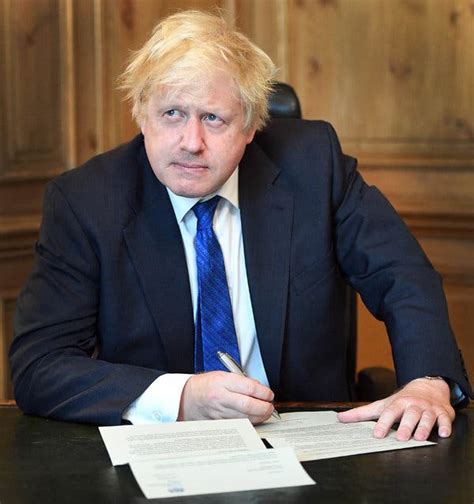 Boris Johnson Criticized for Posing With Resignation Letter - The New ...