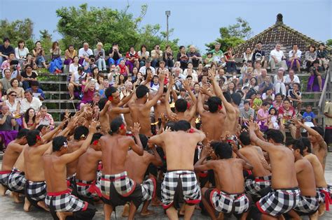 File:Kecak dancers cliffside Uluwatu.jpg - Wikimedia Commons