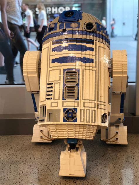 LEGO R2-D2 (1:1?) at the LEGO store in Paris. Now this is a UCS. : r/lego