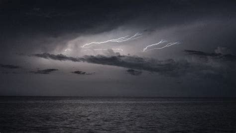 Flash photography! Welcome to Venezuela's Lake Maracaibo, lightning ...