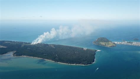 SunLive - Fire on Matakana Island - The Bay's News First