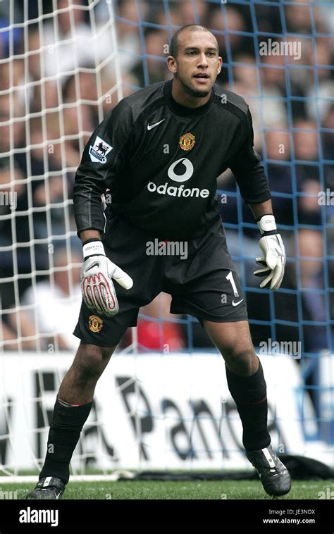 TIM HOWARD MANCHESTER UNITED FC REEBOK STADIUM BOLTON ENGLAND 11 September 2004 Stock Photo - Alamy