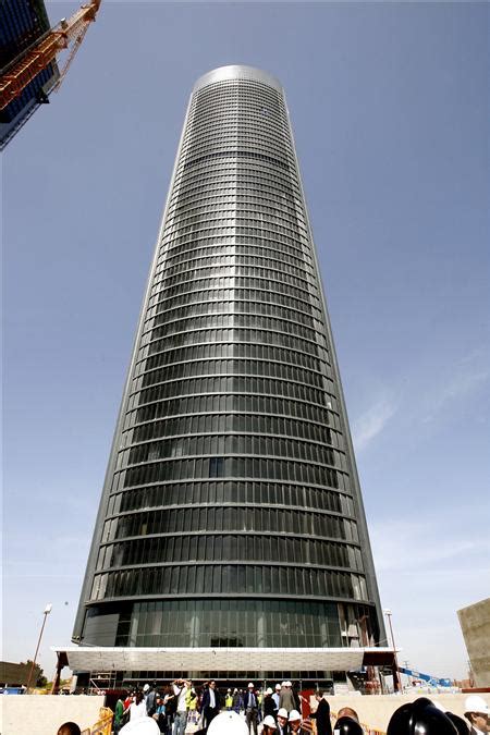 Nuevo hotel de gran lujo Eurostars Madrid Tower se inaugura en la Torre Sacyr