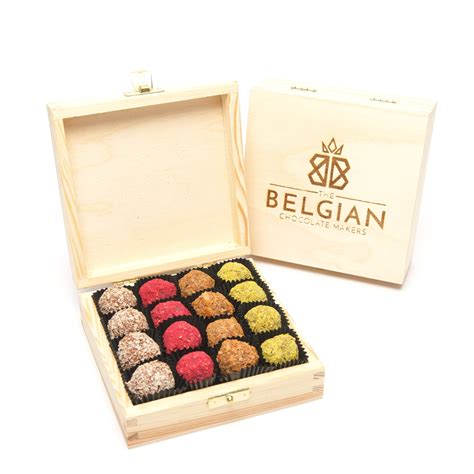 Wooden gift box with 16 truffles 240 Grs - The Belgian Chocolate Makers