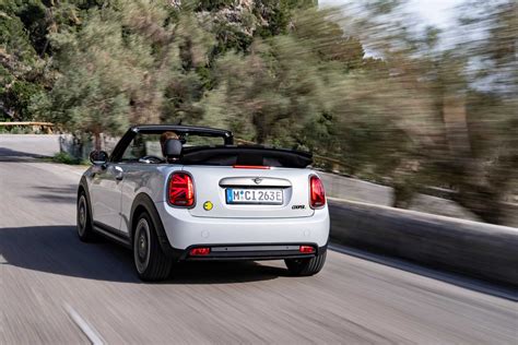 MINI Cooper SE Convertible White Silver (07/2023).