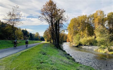 Fall colors on Cedar River Trail – Biking Bis