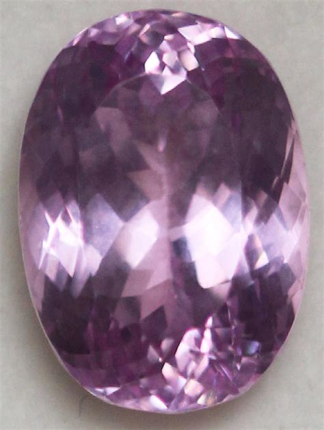 Lot - Large Oval-shaped faceted Kunzite