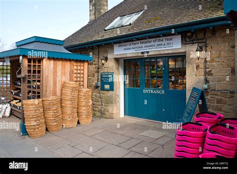 Chatsworth Farm Shop entrance Stock Photo - Alamy