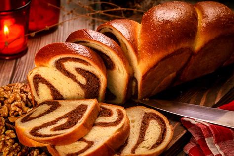 Study: During Easter 50% of Romanians bake cozonac in their kitchen