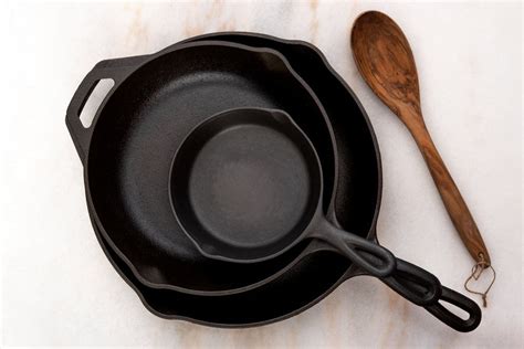 Cast Iron Skillet Sizes: Finding What is Best for You - Uno Casa