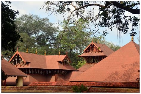 Bohemian Journeys !: Kodungallur Bhagavathy Temple, Thrissur Dist, Kerala