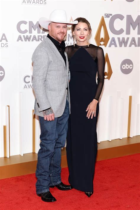 Cody Johnson & Wife Brandi Are a Stylish Couple at CMA Awards 2022 – Licitatiiporumbei News