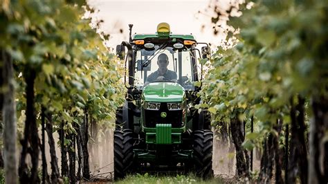 John Deere adds to its lineup of orchard and vineyard tractors